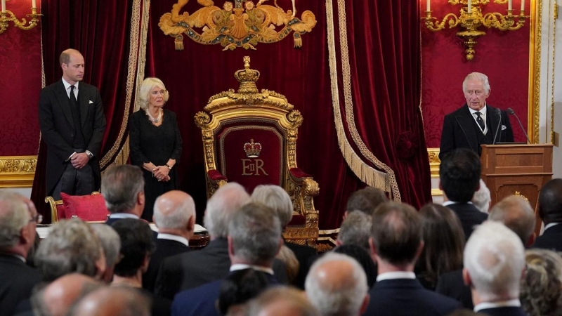 10/09/2022 Carlos III da su discurso durante la ceremonia en la que ha sido proclamado nuevo rey, bajo la atenta mirada de la reina Camila y el príncipe Guillermo