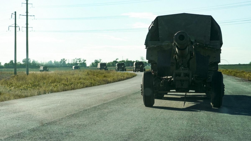 Camiones militares rusos remolcan piezas de artillería en una carretera en dirección a la región de Zaporizhzhia, a 8 de septiembre de 2022.