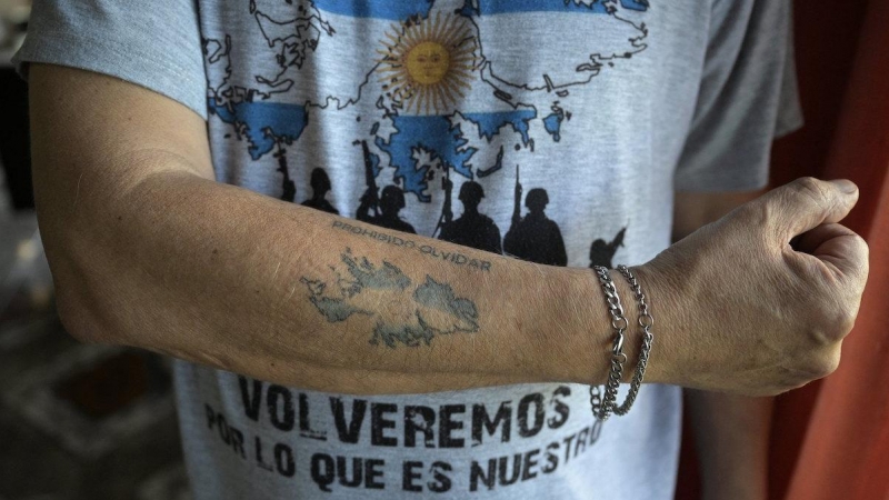 Un veterano de la guerra de las Malvinas argentinas muestra su brazo tatuado en el que se puede leer 'Prohibido olvidar', en Pilar, provincia de Buenos Aires, a 7 de marzo. 2022.
