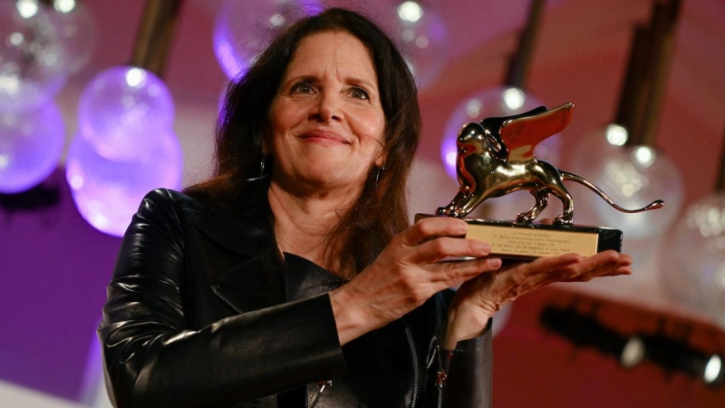 La directora estadounidense Laura Poitras posa con el León de Oro a la Mejor Película que ha recibido por 'All the Beauty and the Bloodshed', a 10 de septiembre de 2022, en Venecia.