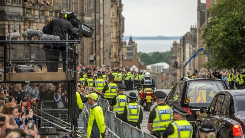 El coche fúnebre que lleva el ataúd de la reina Isabel II, envuelto en el estandarte real de Escocia, recorre la Royal Mile de Edimburgo, a 11 de septiembre de 2022.