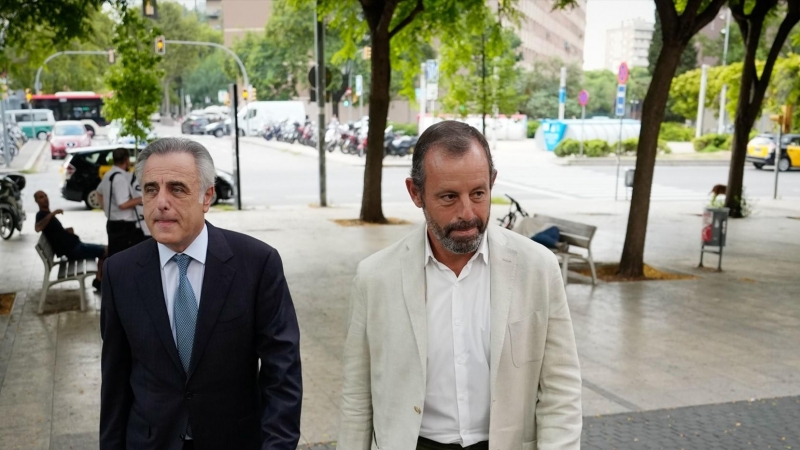 El expresidente del FB Barcelona, Sandro Rosell (d), a su llegada al juicio por un presunto delito contra Hacienda, en el juzgado de lo penal 3 de Barcelona, a 12 de septiembre de 2022, en Barcelona, Catalunya (España).