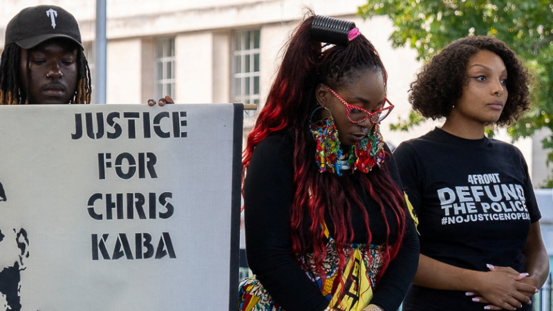 Los manifestantes de Black Lives Matter observan un minuto de silencio frente al edificio New Scotland Yard en el centro de Londres exigiendo justicia para Chris Kaba, de 24 años.