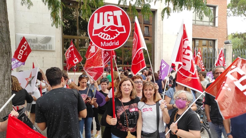 Trabajadoras del servicio de atención al cliente se manifiestan frente al Canal Isabel II ante el riesgo de perder sus condiciones laborales.