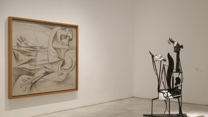 La obra 'La Nageuse' (La nadadora) (L), de Pablo Picasso, fotografiada durante la presentación de los actos conmemorativos del 'Año Picasso', celebrado por el 50 aniversario de su muerte, este lunes 12 de septiembre en el Museo Reina Sofía de Madrid.