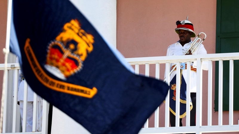 Un oficial de la Fuerza de Policía Real de las Bahamas durante la ceremonia para proclamar al rey Carlos III como el nuevo jefe de Estado, en la capital, Nassau. REUTERS/Dante Carrer