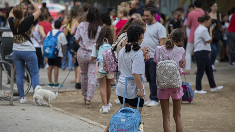 Alumnos del CEIP Escritor Alfonso Grosso de Sevilla durante el primer día de colegio. E.P./María José López