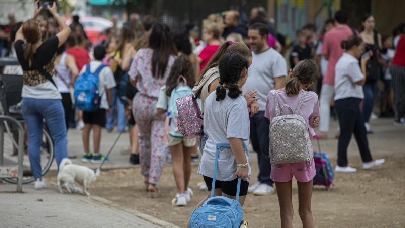 Alumnos del CEIP Escritor Alfonso Grosso de Sevilla durante el primer día de colegio. E.P./María José López