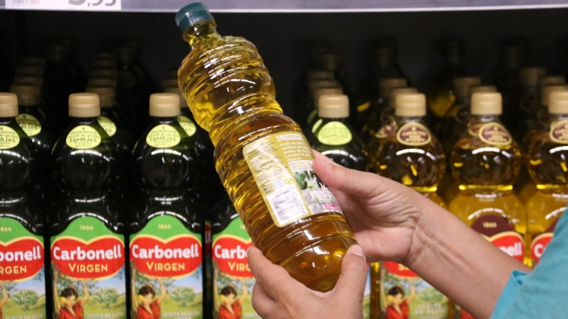 13/08/2022 - Ampolles d'oli en un supermercat de Barcelona.