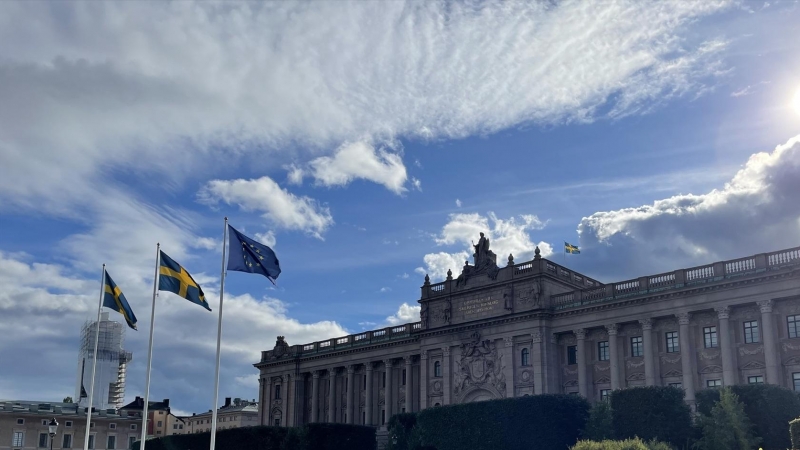 Banderas de Suecia frente a la sede del Parlamento sueco