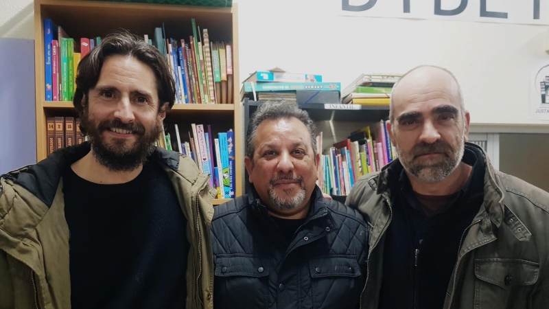 Juan Diego Botto (izq.) y Luis Tosar (der.) posan junto a Richard Rodríguez, afectado por desahucios, durante el rodaje de la película  'En lo márgenes'.