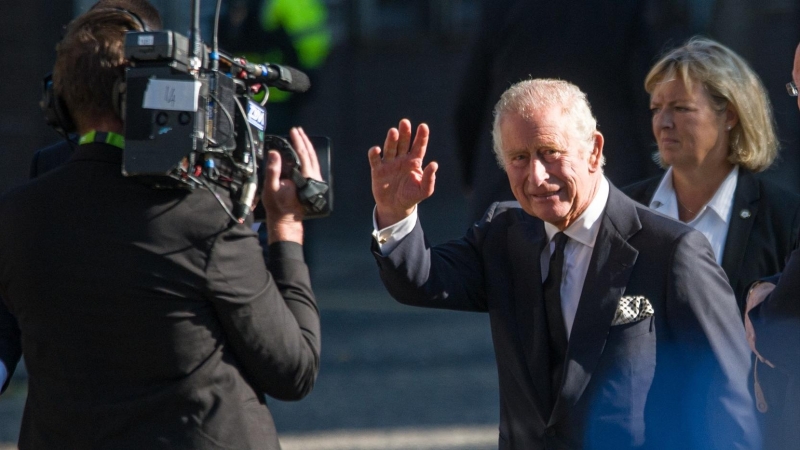 El rey Carlos III saluda a su salida de la catedral de Santa Ana, a 13 de septiembre de 2022, en Belfast, Irlanda del Norte (Reino Unido).