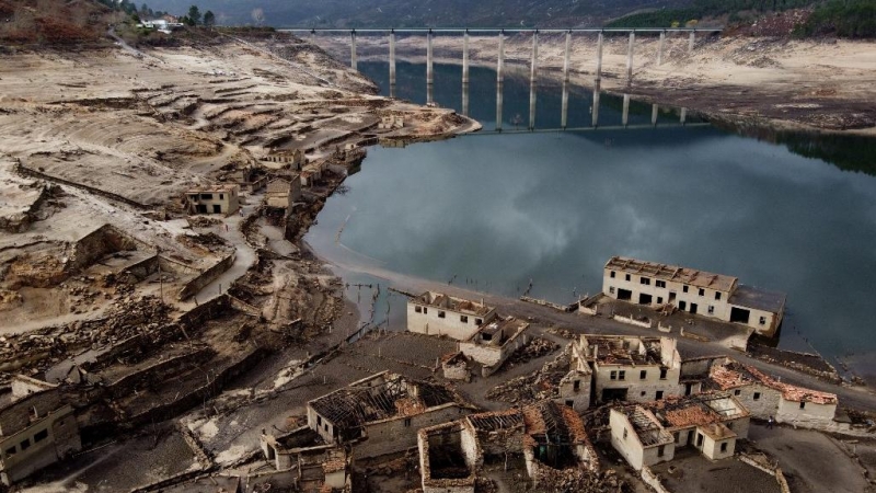 Vista aérea de las ruinas sumergidas del antiguo pueblo de Aceredo, que aparecen en el embalse de la planta hidroeléctrica de Lindoso debido al bajo nivel del agua, cerca de Lobios, provincia de Ourense.