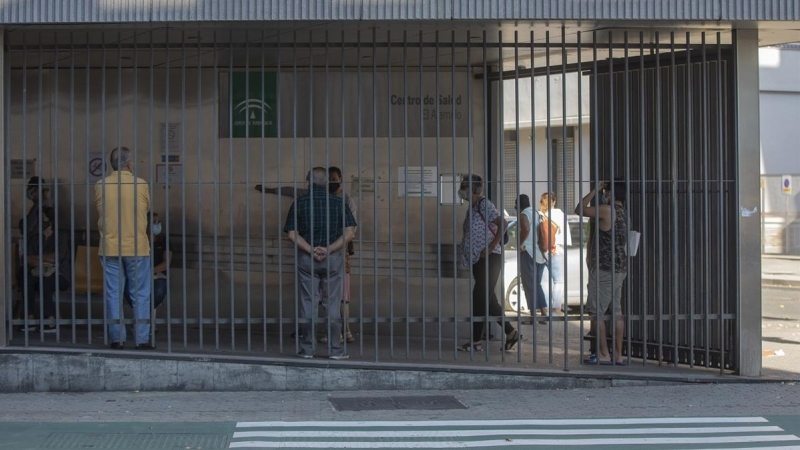 Varias personas guardan cola en el centro de atención primaria 'El Alamillo' de Sevilla.