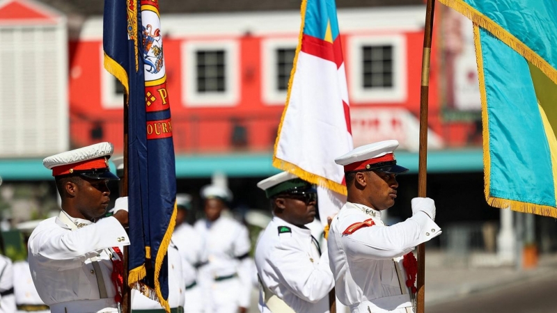 Miembros de la Real Fuerza de Policía de Bahamas, durante la ceremonia de proclamación de Carlos III como el nuevo Jefe de Estado, en la capital, Nassau. REUTERS/Dante Carrer