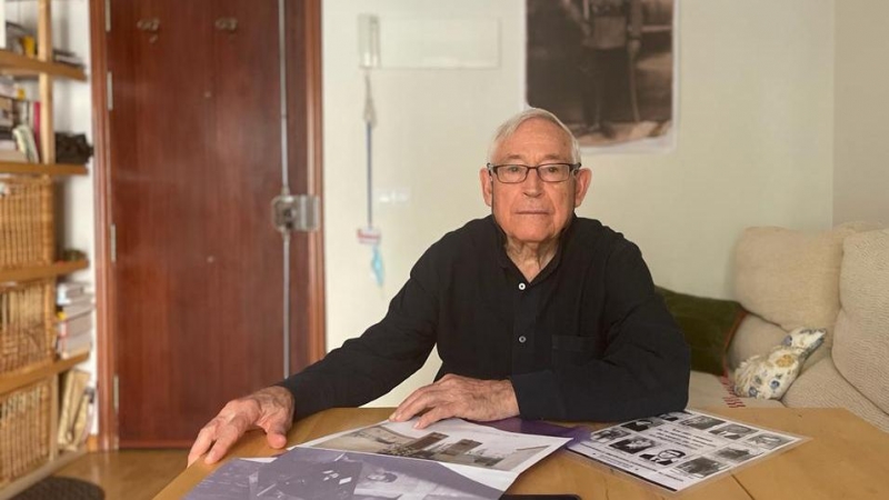 Fausto Canales, de 88 años, en su casa de Madrid, con el retrato de fondo de su padre, fusilado por falangistas en 1936.