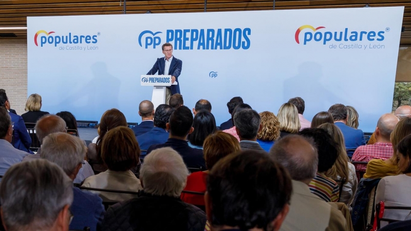 El presidente del PP, Alberto Núñez Feijóo, en un acto con militantes en Segovia. EFE/Pablo Martín