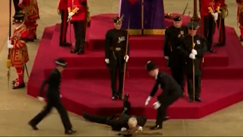 Guardia real desplomado mientras custodia el féretro de Isabel II