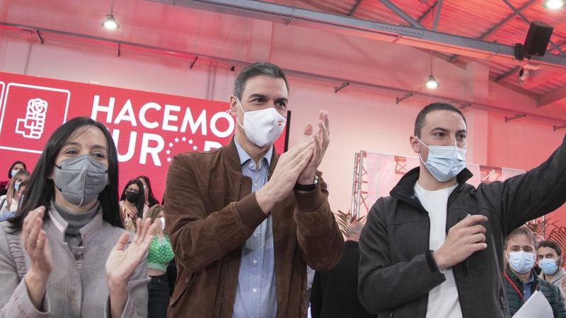 El secretario general del PSOE y presidente del Gobierno, Pedro Sánchez, interviene en un acto en Madrid junto al secretario general del PSOE-M y portavoz del GPS en la Asamblea de Madrid, Juan Lobato, y la secretaria general del PSOE Madrid Ciudad y dele