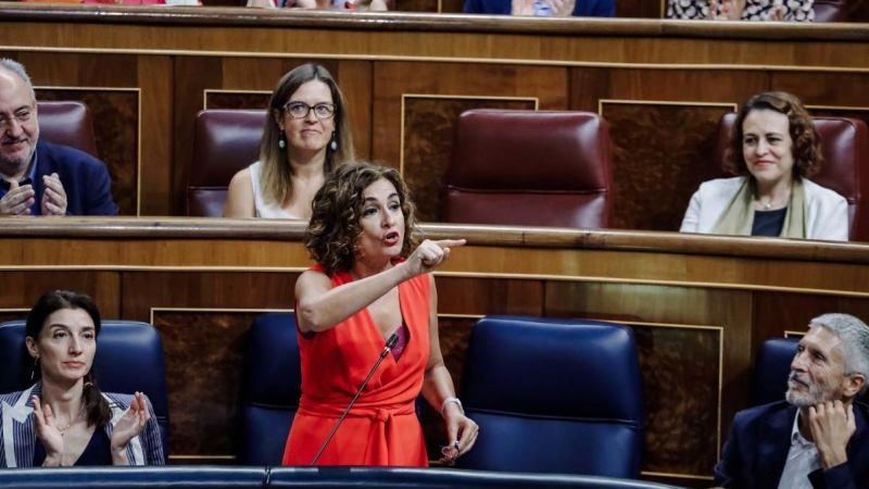 La ministra de Hacienda y Función Pública, María Jesús Montero, interviene en una sesión plenaria en el Congreso de los Diputados, a 14 de septiembre de 2022, en Madrid.