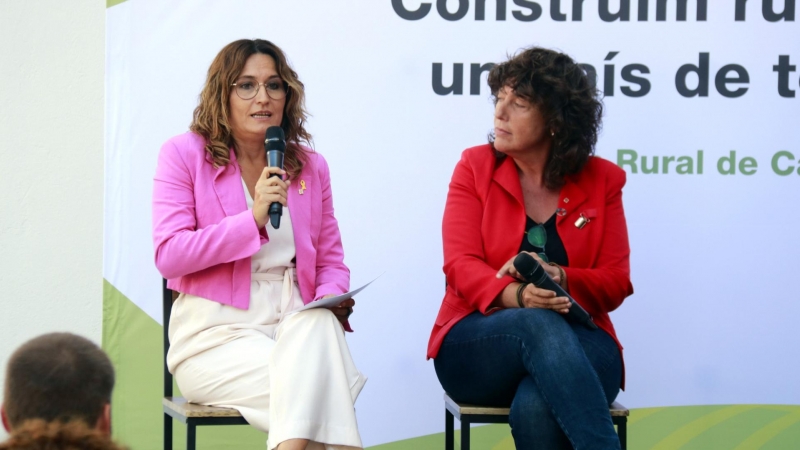 15/09/2022 - Les conselleres de la Presidència, Laura Vilagrà, i Acció Climàtica, Teresa Jordà, en la presentació de l'Estatut del món rural.