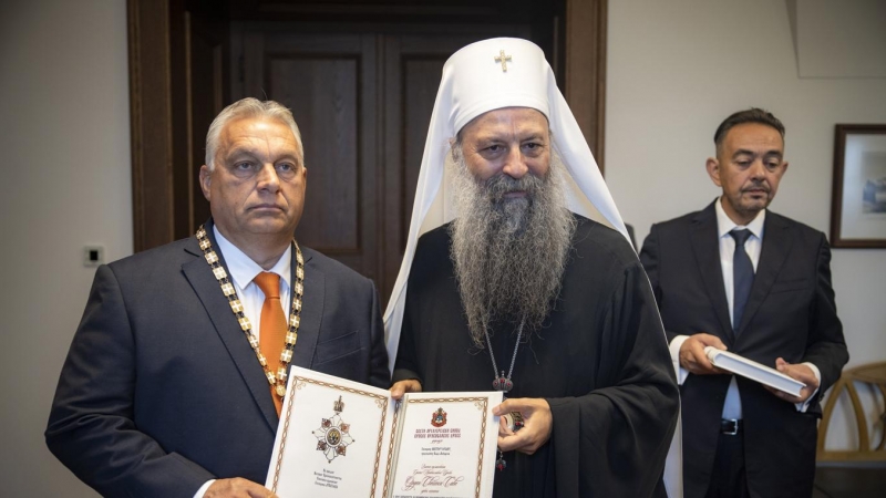 El primer ministro de Hungría, Viktor Orbán, junto al patriarca Porfirije, jefe de la iglesia ortodoxa serbia, a 5 de septiembre de 2022.