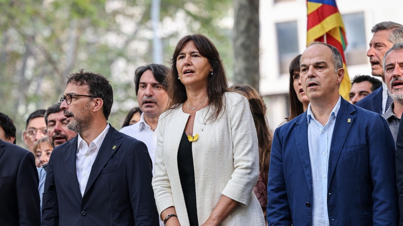 La presidenta de Junts, Laura Borràs, i el secretari general del partit, Jordi Turull, amb la delegació de JxCat en l'ofrena floral a Rafael Casanova.
