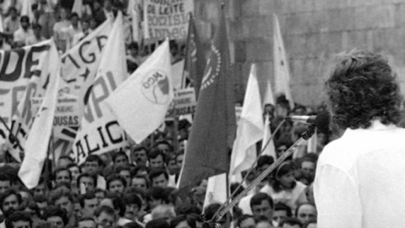 15/9/22 Xosé Manuel Beiras, de espaldas, en su discurso del Día da Patria de 1985 en Santiago, en un fotograma del documental 'Setembro do 82'.