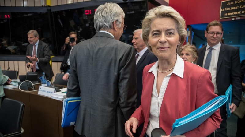 La presidenta de la Comisión Europea, Ursula von der Leyen (R), llega a la reunión de Comisarios en el Parlamento Europeo en Estrasburgo el miércoles 14 de septiembre de 2022.