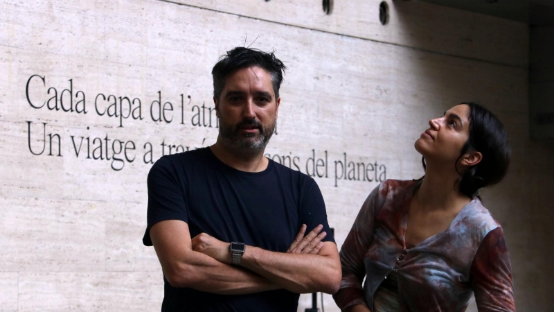 José Luis de Vicente i Maria Arnal a les portes de la instal·lació sonora 'Cada capa de l'atmosfera', al CCCB, la versió física del seu podcast.