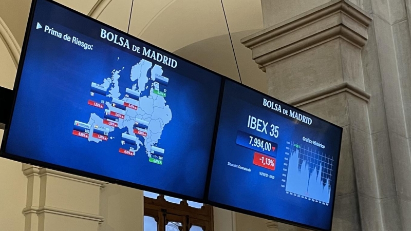 Monitores con información sobre la evolución del Ibex 35, en el patio de operaciones de la Bolsa de Madrid. EFE/Ana Bornay
