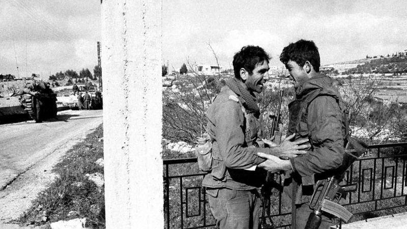 16/09/2022. Un par de soldados israelíes sonríen en los primeros compases de la invasión de El Líbano, a 15 de marzo 1978.