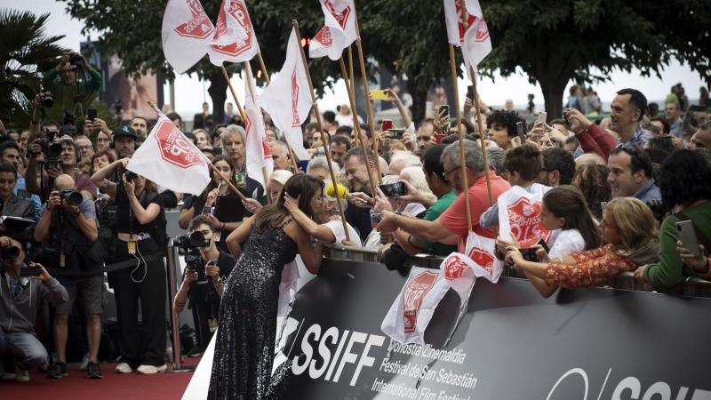 16/09/2022-La actriz Penélope Cruz saluda a la portavoz de la plataforma Stop Desahucios, Rosa García, en la alfombra roja del Festival Internacional de Cine de San Sebastián, antes de la proyección de su película 'En los márgenes'.