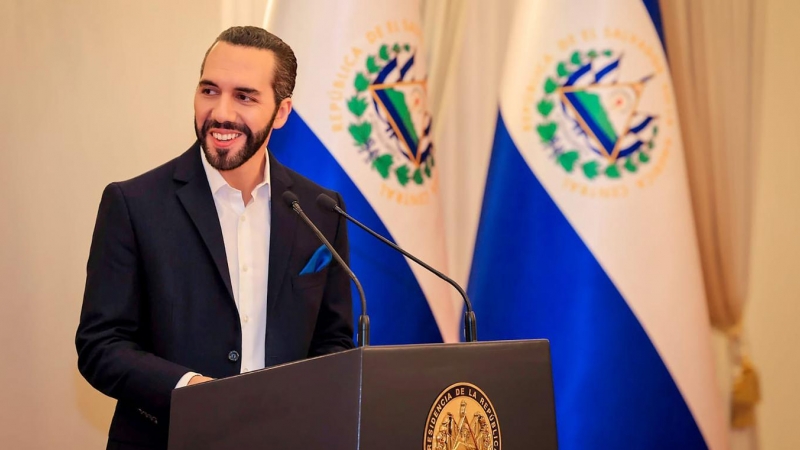 El presidente de El Salvador, Nayib Bukele, habla durante una transmisión en una cadena nacional de televisión, a 16 de septiembre de 2022.