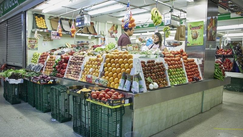 Un estante de frutas en el Mercado Municipal de Pacífico, a 6 de agosto de 2022, en Madrid.