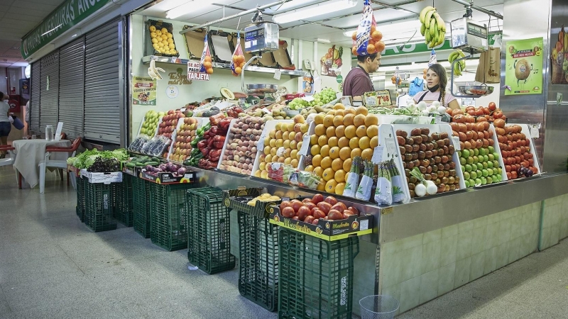 Un estante de frutas en el Mercado Municipal de Pacífico, a 6 de agosto de 2022, en Madrid.