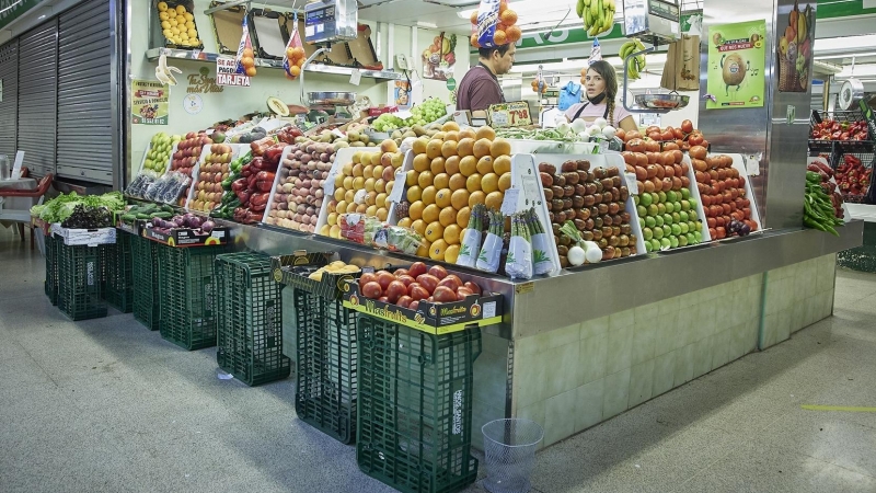 Un estante de frutas en el Mercado Municipal de Pacífico, a 6 de agosto de 2022, en Madrid.