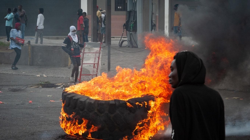Personas encienden hoy neumáticos mientras protestan en Puerto Príncipe (Haití).