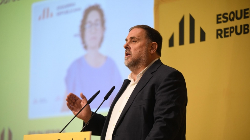 El president d'ERC, Oriol Junqueras, durant la seva intervenció al Consell Nacional del partit aquest matí, amb Marta Rovira al fons en la connexió des de Ginebra.