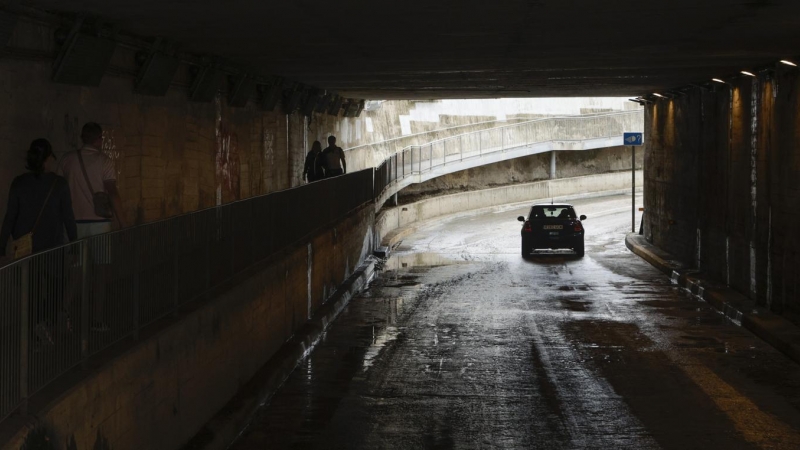 Aspecto de uno de los pasos soterrados de Mataró después de las intensas lluvias en el litoral y prelitoral catalán.