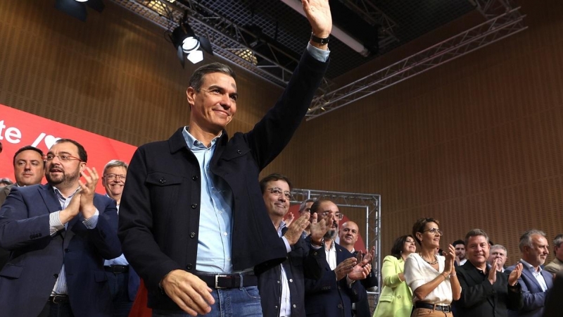 17/09/2022 El presidente del Gobierno, Pedro Sánchez, saluda a miembros de su partido en el Consejo Político Federal del PSOE, celebrado en Zaragoza