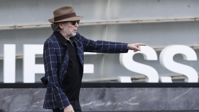 El cantante Joaquín Sabina, posa tras la presentación de su película 'Sintiéndolo mucho', de Fernando León de Aranoa, durante la celebración del Festival Internacional de Cine de San Sebastián.