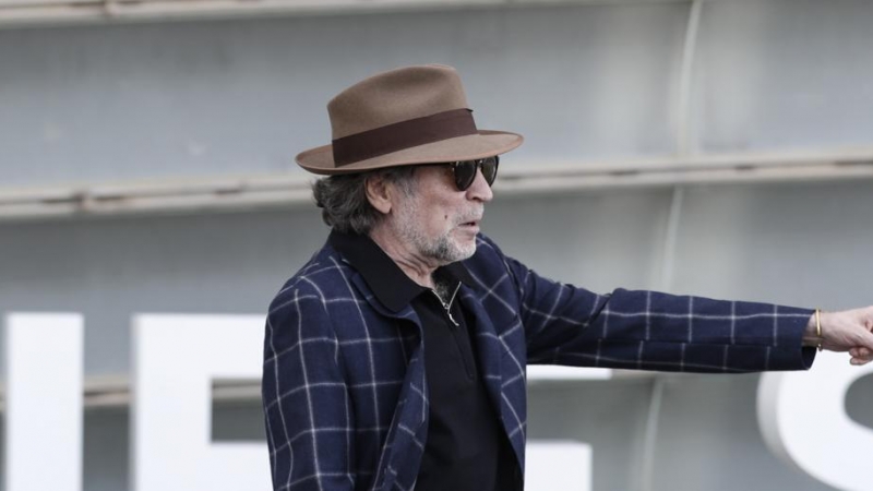 El cantante Joaquín Sabina, posa tras la presentación de su película 'Sintiéndolo mucho', de Fernando León de Aranoa, durante la celebración del Festival Internacional de Cine de San Sebastián.