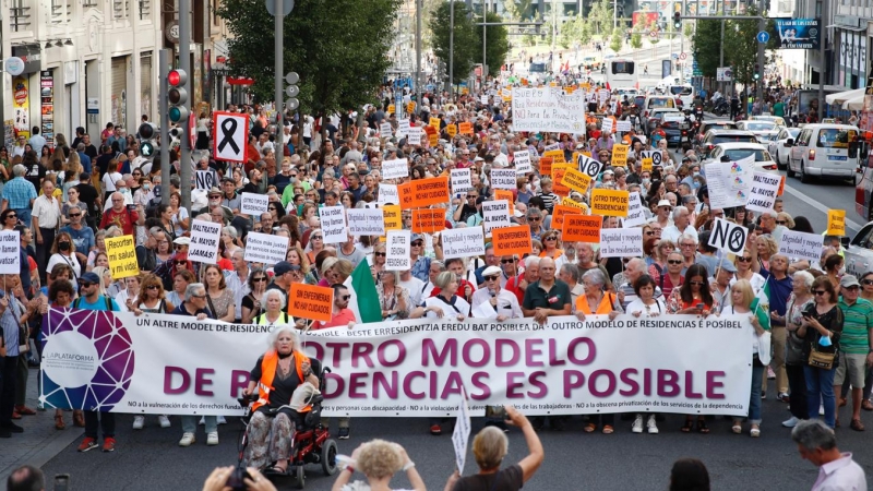 Imagen de la manifestación convocada por organizaciones de familiares y usuarios de residencias que ha recorrido la Gran Via de Madrid para exigir un cambio en el modelo de funcionamiento de las residencias de ancianos.
