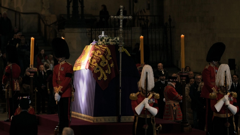 El sol brilla sobre el ataúd mientras los miembros del público ven a la reina Isabel II acostada en el catafalco en Westminster Hall en el Palacio de Westminster.