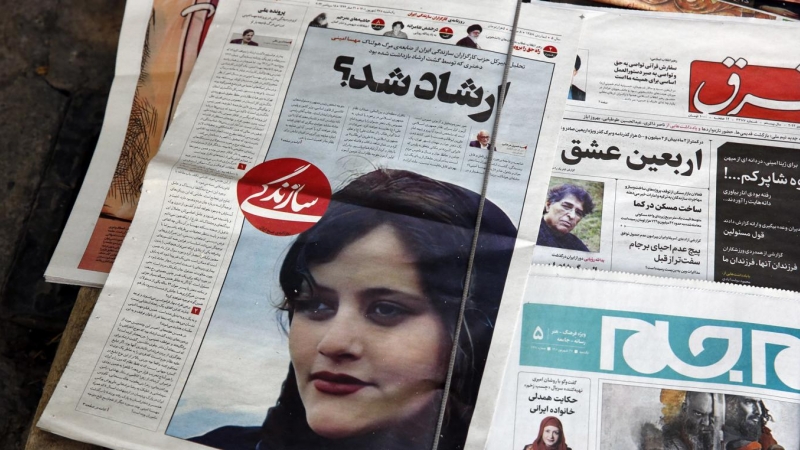 Diarios iraníes informando sobre la muerte de Mahsa Amini, en Teherán, Irán.