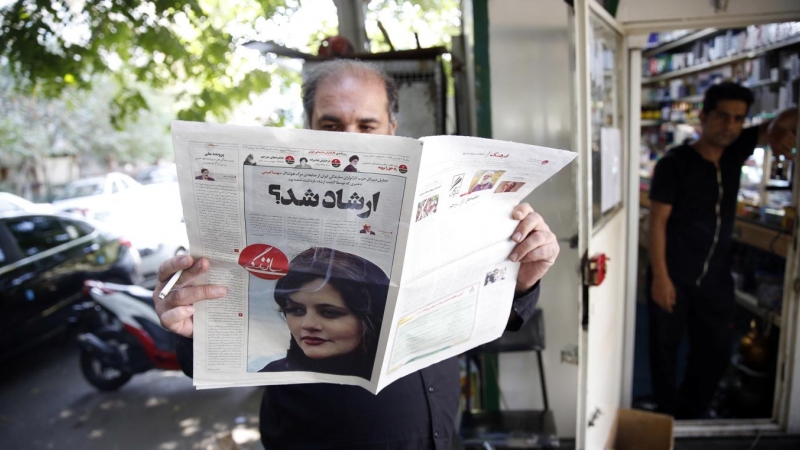 18/09/2022 Un hombre lee en Teherán un periódico iraní que informa sobre la muerte de Mahsa Amini