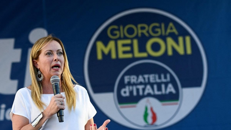 Giorgia Meloni, líder del partido de extrema derecha Fratelli d'Italia, habla durante un mitin en la plaza del Duomo antes de las elecciones anticipadas del 25 de septiembre, en Milán.