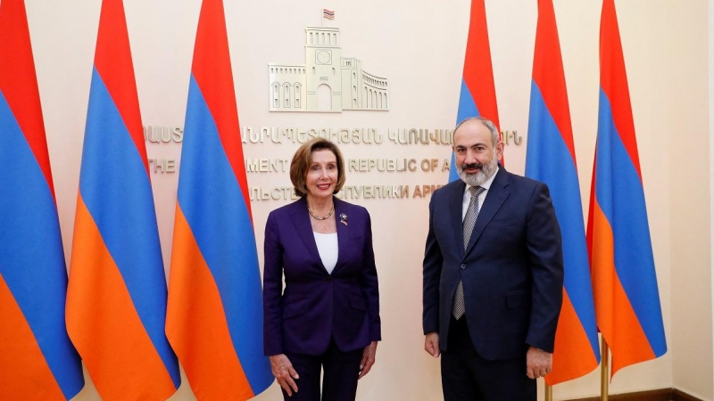 La presidenta de la Cámara de Representantes de EEUU, Nancy Pelosi, y el primer ministro armenio, Nikol Pashinyan.