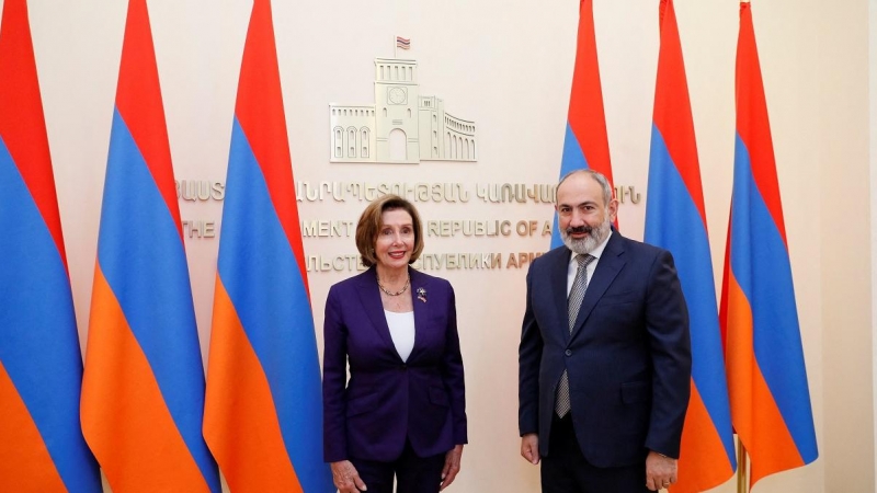 La presidenta de la Cámara de Representantes de EEUU, Nancy Pelosi, y el primer ministro armenio, Nikol Pashinyan.